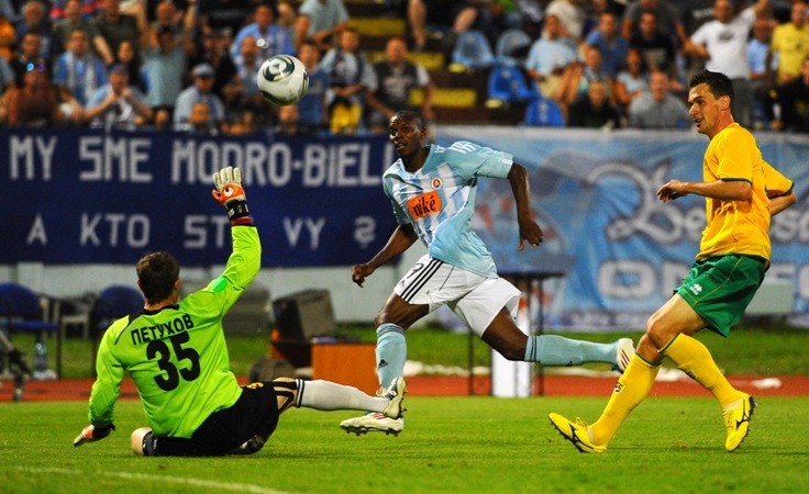 Hráč Slovana Guedé dáva 2. gól do siete Tobolu Kostanaj